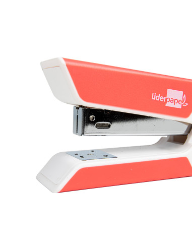 Grapadora liderpapel con regalo de extraegrapas y caja de 1000 grapas 26/6 capacidad 20h color coral